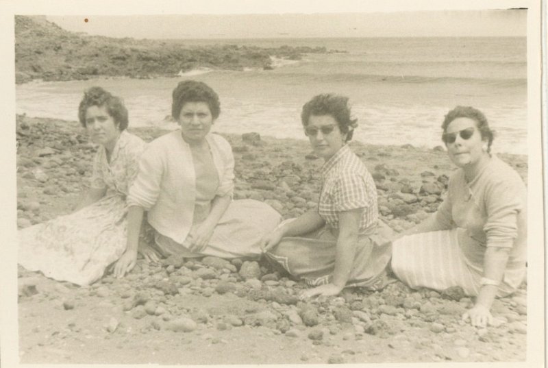 Mujeres en la Playa.jpg